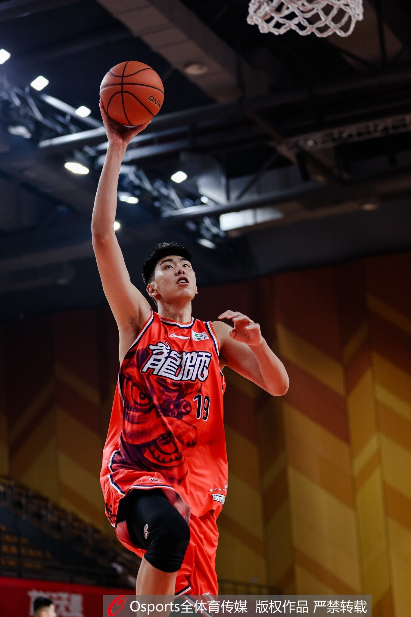 世界杯官网app下载-17分10板4帽！媒体人：徐昕威风八面 确实是全明星中锋的水准